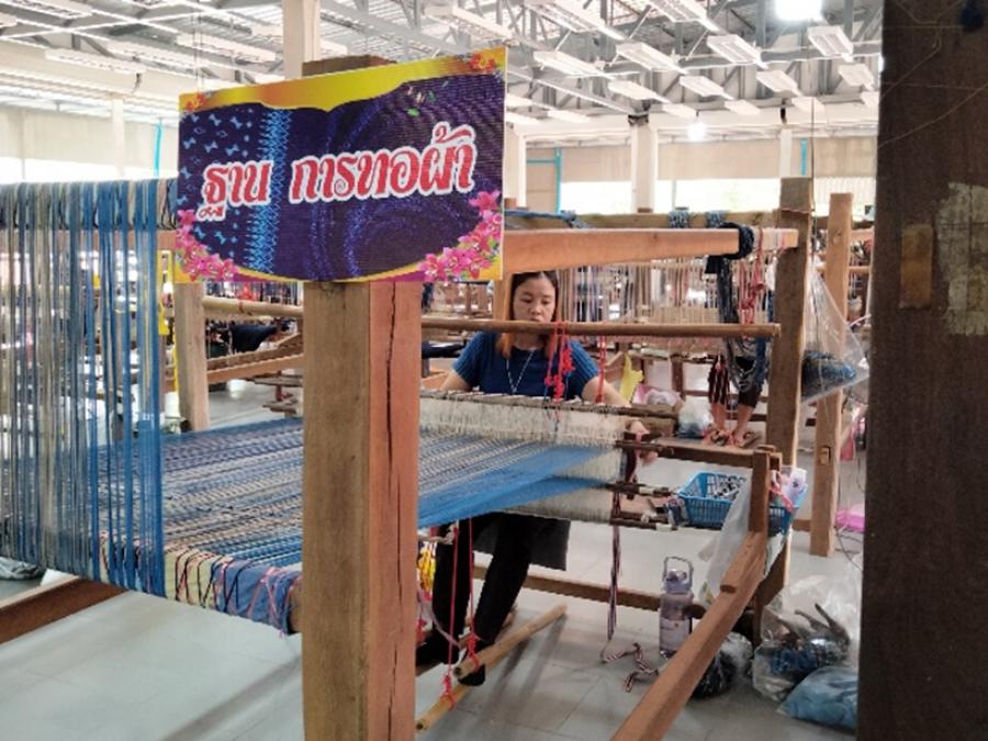 วช.หนุนตั้งศูนย์วิจัยชุมชนทั่วประเทศ เน้นถ่ายทอดเทคโนโลยีที่เหมาะสม โชว์ศูนย์วิจัยชุมชนผ้าย้อมครามสุขภาพ บ้านดอนกอย จ.สกลนคร ผลงานทีม มรภ. สกลนคร ร่วมกับเครือข่ายวิจัยภาคตะวันออกเฉียงเหนือ ต่อยอดองค์ความรู้จากปราชญ์ชาวบ้านสู่การยกระดับผ้าย้อมครามเชิงสุขภาพ