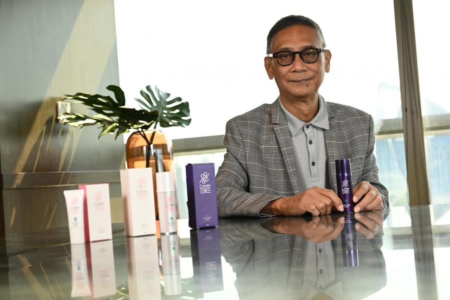 88 แคนนาเทค เปิดวิสัยทัศน์กัญชง พืชเศรษฐกิจใหม่ ภายใต้แนวคิด “เราปลูกสุขภาพ” เดินหน้ายกระดับโมเดลธุรกิจที่เป็นมากกว่า ‘การปลูก-สกัด-แปรรูป’ ชูกลยุทธ์ From Local to Global พร้อมเปิดตัวผลิตภัณฑ์ CannBE และคลินิก CannaHealth ตอบโจทย์ผู้บริโภคด้วยสมุนไพรทางเลือก