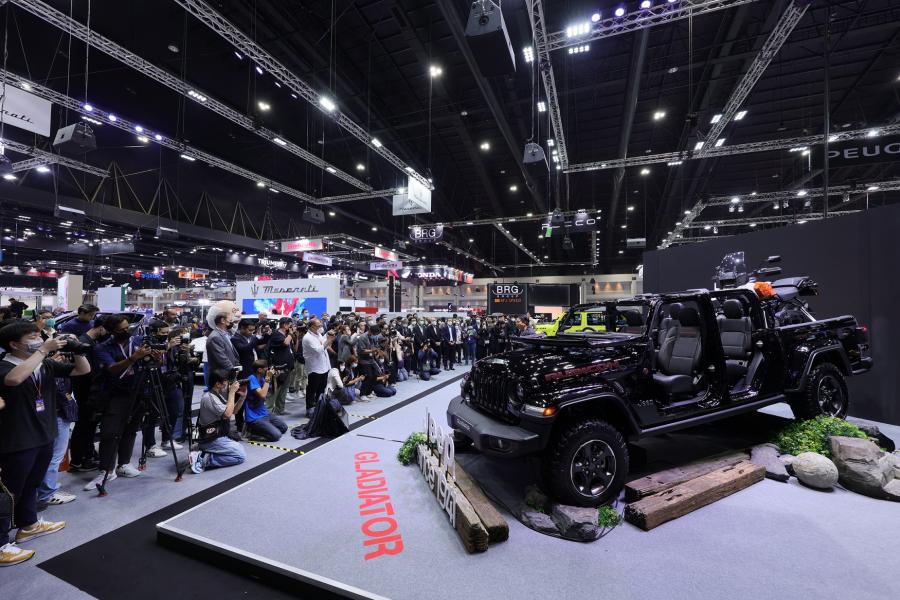 ยลโฉมออฟ-โรดอเนกประสงค์ Jeep® Gladiator Rubicon พร้อม Jeep® Wrangler รุ่นพิเศษ 5 เฉดสี ลิมิเต็ด อิดิ ยลโฉมออฟ-โรดอเนกประสงค์ Jeep® Gladiator Rubicon พร้อม Jeep® Wrangler รุ่นพิเศษ 5 เฉดสี ลิมิเต็ด อิดิ