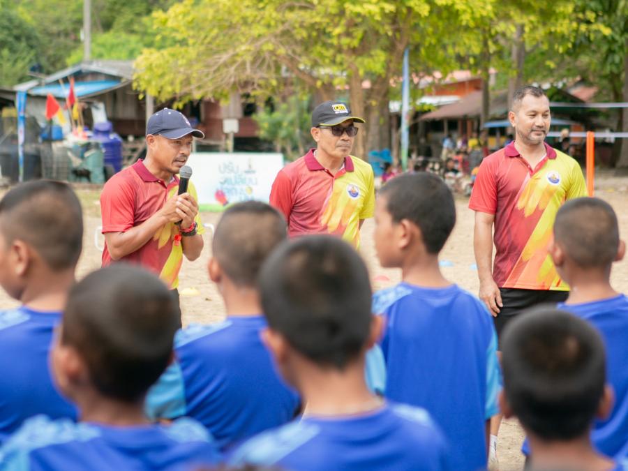 โครงการ “ปรับ เปลี่ยน ปลุก ปั้น” ปีที่ 1 จัดกิจกรรมส่งท้าย ส่งอดีตทีมชาติแนะเทคนิคการเล่นฟุตบอลชายหาด ที่ รร.บ้านเกาะบูโหลน จ.สตูล โครงการ “ปรับ เปลี่ยน ปลุก ปั้น” ปีที่ 1 จัดกิจกรรมส่งท้าย ส่งอดีตทีมชาติแนะเทคนิคการเล่นฟุตบอลชายหาด ที่ รร.บ้านเกาะบูโหลน จ.สตูล