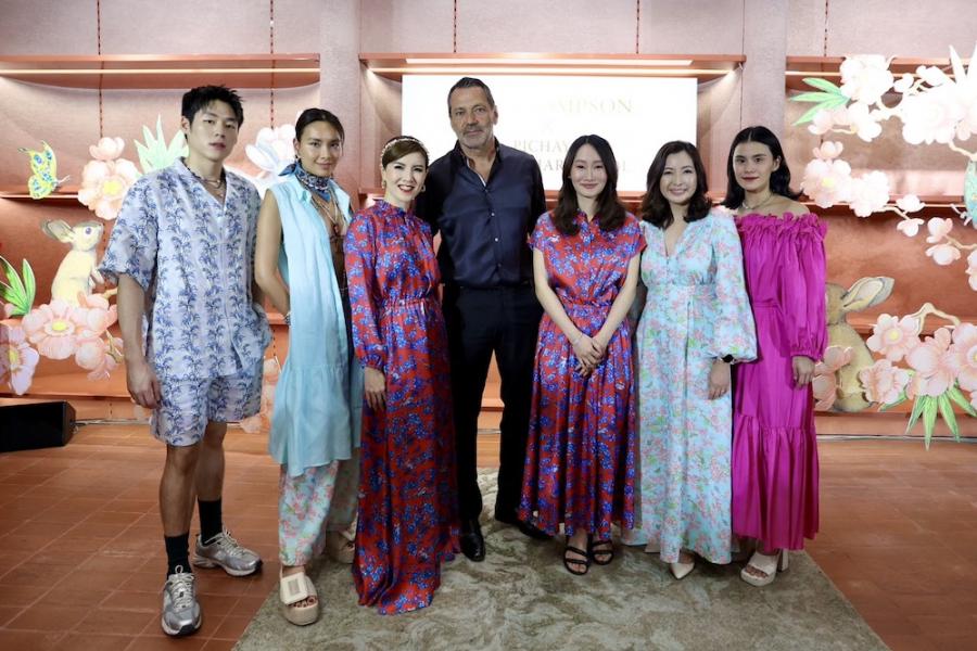 จิม ทอมป์สัน เปิดตัวคอลเลกชันใหม่ฉลองตรุษจีน “Jim Thompson x Pichaya Osothcharoenpol” ผลงานคอลแลบกับศิลปินไทยชื่อดัง พร้อมเผยโปรเจ็กต์พิเศษ ดึง 3 ศิลปินไทยร่วมสมัยร่วมดีไซน์ 3 คอลเลกชันในซีรีส์ Artists in Residence จิม ทอมป์สัน เปิดตัวคอลเลกชันใหม่ฉลองตรุษจีน “Jim Thompson x Pichaya Osothcharoenpol” ผลงานคอลแลบกับศิลปินไทยชื่อดัง พร้อมเผยโปรเจ็กต์พิเศษ ดึง 3 ศิลปินไทยร่วมสมัยร่วมดีไซน์ 3 คอลเลกชันในซีรีส์ Artists in Residence