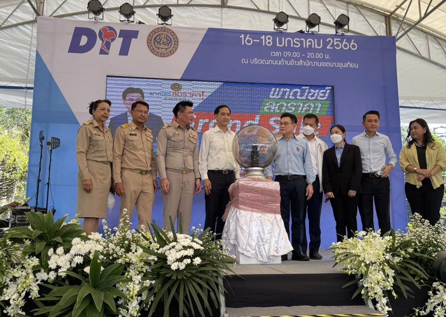 พิธีเปิดงานโครงการ “พาณิชย์... ลดราคา! Grand Sale ทั่วไทย”โดยท่าน รองนายกรัฐมนตรีและรัฐมนตรีว่าการกระทรวงพาณิชย์ (นายจุรินทร์ ลักษณวิศิษฎ์)วันที่ 16 มกราคม 2566 เวลา 10.00 น. ณ บริเวณถนนด้านข้างสำนักงานเขตบางขุนเทียน
