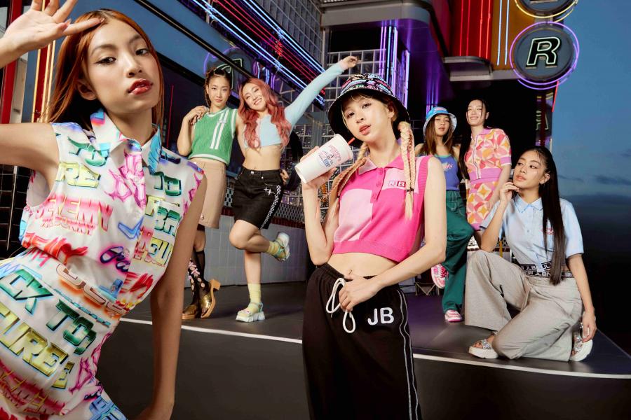 Jelly Bunny เปิดตัวคอลเลคชั่น Girls ชวนเพื่อนซี้ย้อนเวลาสู่ยุค 50s กับ 4EVE Jelly Bunny เปิดตัวคอลเลคชั่น Girls ชวนเพื่อนซี้ย้อนเวลาสู่ยุค 50s กับ 4EVE