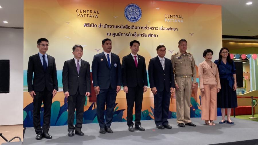 ชลบุรี-อธิบดีกรมการกงสุล เปิดสำนักงานหนังสือเดินทางชั่วคราวเมืองพัทยา พร้อมเปิดตัว ตู้รับคำร้องอัตโนมัติเพื่อทพหนังสือเดินทางด้วยตนเอง (Kiosk) แห่งแรกในภูมิภาคตะวัน ชลบุรี-อธิบดีกรมการกงสุล เปิดสำนักงานหนังสือเดินทางชั่วคราวเมืองพัทยา พร้อมเปิดตัว ตู้รับคำร้องอัตโนมัติเพื่อทพหนังสือเดินทางด้วยตนเอง (Kiosk) แห่งแรกในภูมิภาคตะวัน
