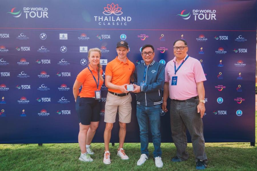 ดาอานน์ ฮุยซิง โปรกอล์ฟเนเธอร์แลนด์ มอบของที่ระลึกให้แก่ นายอภิชัย ฉัตรเฉลิมกิจ รองผู้ว่าการด้านสินค้าและธุรกิจท่องเที่ยว การท่องเที่ยวแห่งประเทศไทย (ททท.) ดาอานน์ ฮุยซิง โปรกอล์ฟเนเธอร์แลนด์ มอบของที่ระลึกให้แก่ นายอภิชัย ฉัตรเฉลิมกิจ รองผู้ว่าการด้านสินค้าและธุรกิจท่องเที่ยว การท่องเที่ยวแห่งประเทศไทย (ททท.)