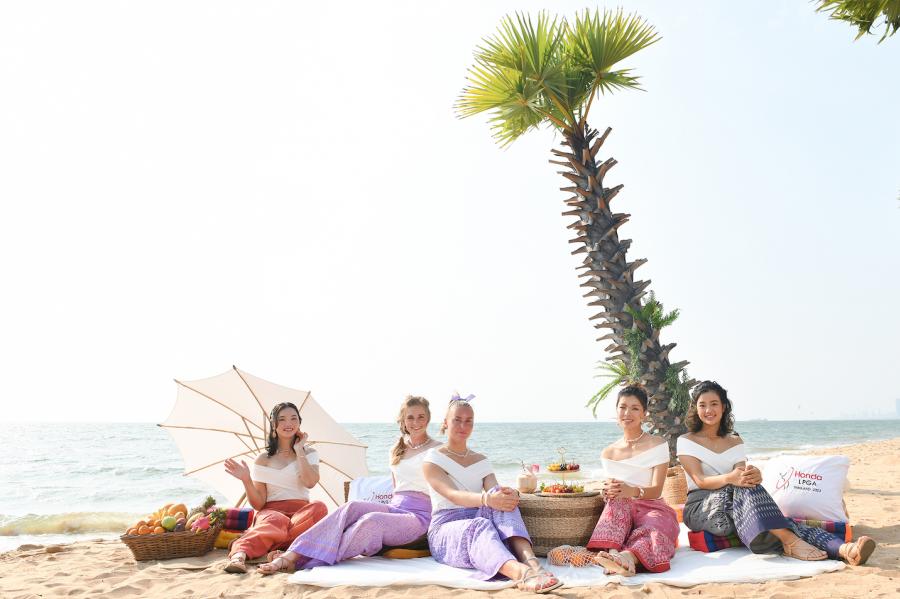 โปรกอล์ฟสาวชื่อดังระดับโลกร่วมชูเอกลักษณ์แฟชั่นผ้าไหมไทย บนชายหาดนาจอมเทียน เมืองพัทยา ก่อนการแข่งขัน “ฮอนด้า แอลพีจีเอ ไทยแลนด์ 2023” ชาร์ลีย์ ฮัลล์, มูนี่ เหอ, ฟรีดา คินฮัล ชือ ยูทิง และจารวี บุญจันทร์ ร่วมกิจกรรมถ่ายภาพประชาสัมพันธ์ ฮอนด้า แอลพีจีเอ ไทยแลนด์ 2023 ก่อนโชว์วงสวิงในวันที่ 23-26 กุมภาพันธ์นี้ โปรกอล์ฟสาวชื่อดังระดับโลกร่วมชูเอกลักษณ์แฟชั่นผ้าไหมไทย บนชายหาดนาจอมเทียน เมืองพัทยา ก่อนการแข่งขัน “ฮอนด้า แอลพีจีเอ ไทยแลนด์ 2023” ชาร์ลีย์ ฮัลล์, มูนี่ เหอ, ฟรีดา คินฮัล ชือ ยูทิง และจารวี บุญจันทร์ ร่วมกิจกรรมถ่ายภาพประชาสัมพันธ์ ฮอนด้า แอลพีจีเอ ไทยแลนด์ 2023 ก่อนโชว์วงสวิงในวันที่ 23-26 กุมภาพันธ์นี้