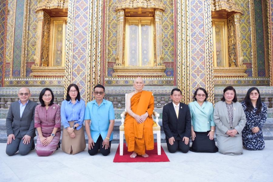 อว. เข้ากราบสักการะสมเด็จพระสังฆราช ถวายผลงานวิจัยชุดสีกระเบื้องวัดราชบพิธสถิตมหาสีมาราม อนุรักษ์ศิลปวัฒนธรรมไทย