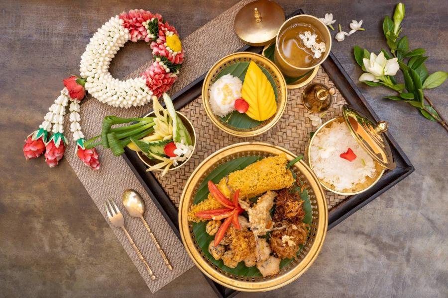 หนึ่งปีมีครั้งเดียว! ชวนลิ้มรส “ข้าวแช่ จิม ทอมป์สัน” เปิดประสบการณ์ความสดชื่นกับสำรับของหวานดับร้อนสไตล์ไทยที่JT Café ที่เดียวเท่านั้น
