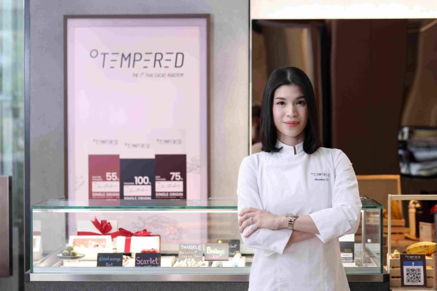 “เฟิร์น - ชนิกานต์ ตันบุญเพิ่ม” เชฟ และ Co-Founder ร้าน “Tempered” ผู้ใช้ทั้ง “หัว” และ “ใจ” ในการทำช็อกโกแลต พร้อมภารกิจพาแบรนด์ช็อกโกแลตไทยไปไกลระดับโลก “เฟิร์น - ชนิกานต์ ตันบุญเพิ่ม” เชฟ และ Co-Founder ร้าน “Tempered” ผู้ใช้ทั้ง “หัว” และ “ใจ” ในการทำช็อกโกแลต พร้อมภารกิจพาแบรนด์ช็อกโกแลตไทยไปไกลระดับโลก