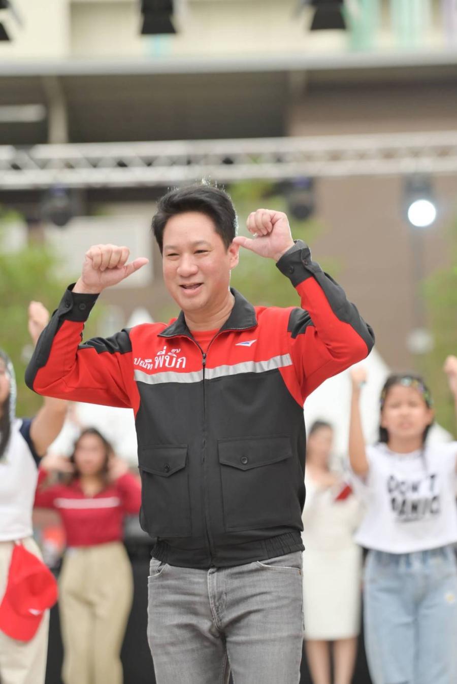 พี่บิ๊ก ไปรษณีย์ไทยอวดสเต็ปแทกุกไลน์ร่วมแจมวัยรุ่นชาวสยาม