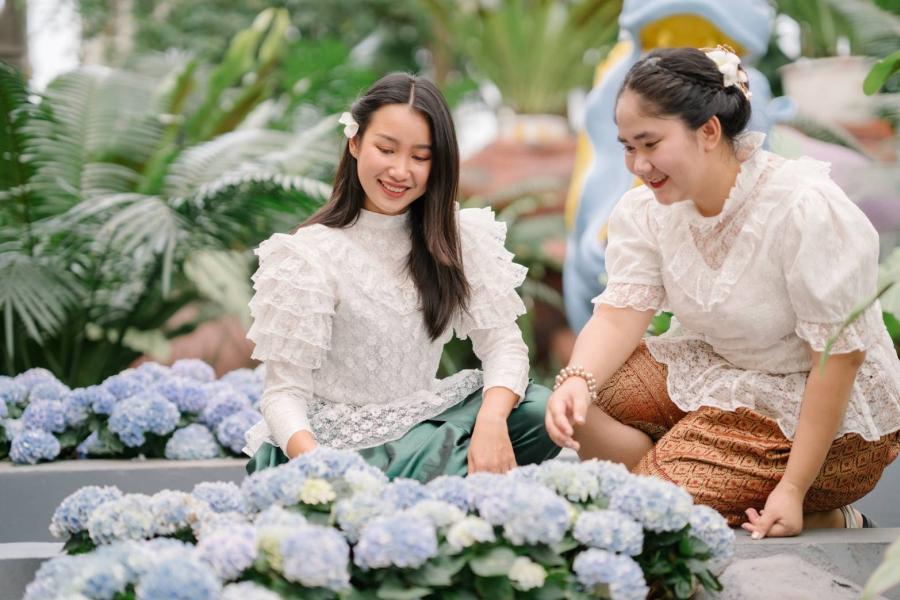 สงกรานต์ชื่นบาน..สุขสำราญชื่นใจ แต่งชุดไทย เช็คอินชมดอกไฮเดรนเยีย ที่ เพ ลา เพลิน จ.บุรีรัมย์ สงกรานต์ชื่นบาน..สุขสำราญชื่นใจ แต่งชุดไทย เช็คอินชมดอกไฮเดรนเยีย ที่ เพ ลา เพลิน จ.บุรีรัมย์