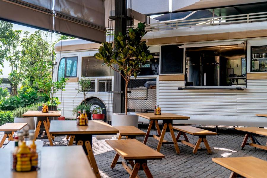 สายกินต้องห้ามพลาด Busted! ร้านอาหารสไตล์ฟู้ดบัสแห่งแรกในกรุงเทพฯ ที่ท็อปกอล์ฟ เมกาซิตี้