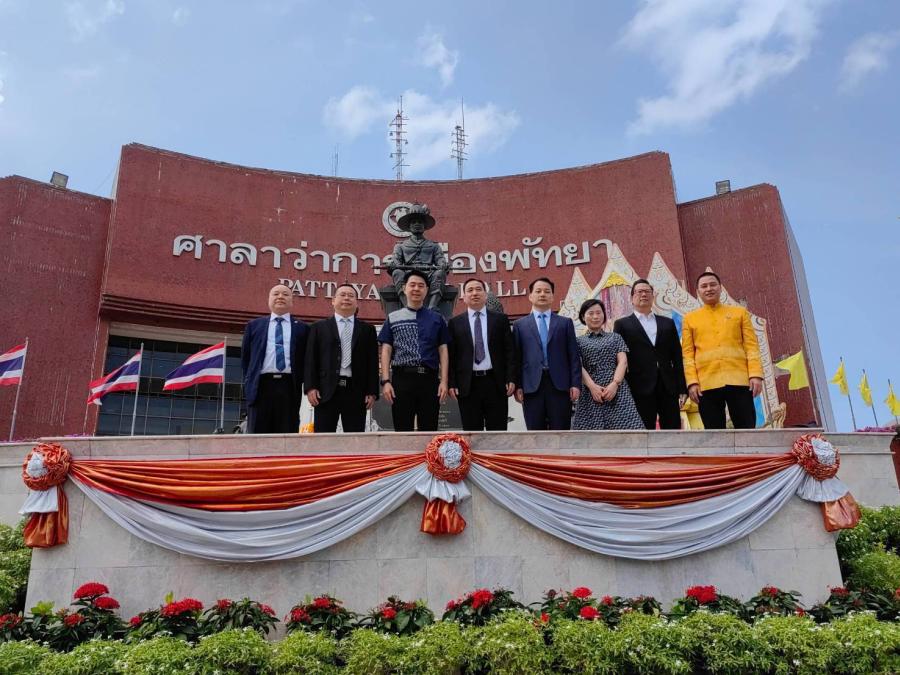 ปรเมศวร์  นายกเมืองพัทยา และ   มร. ลี่ หลิงไฮ  บริษัท ลิชิ กรุ๊ป ไชน่า ไทยทัวร์ ต้อนรับ นายหวัง เถา รองนายกเทศมนตรีจางเจียเจี้ย สาธารณรัฐประชาชนจีน