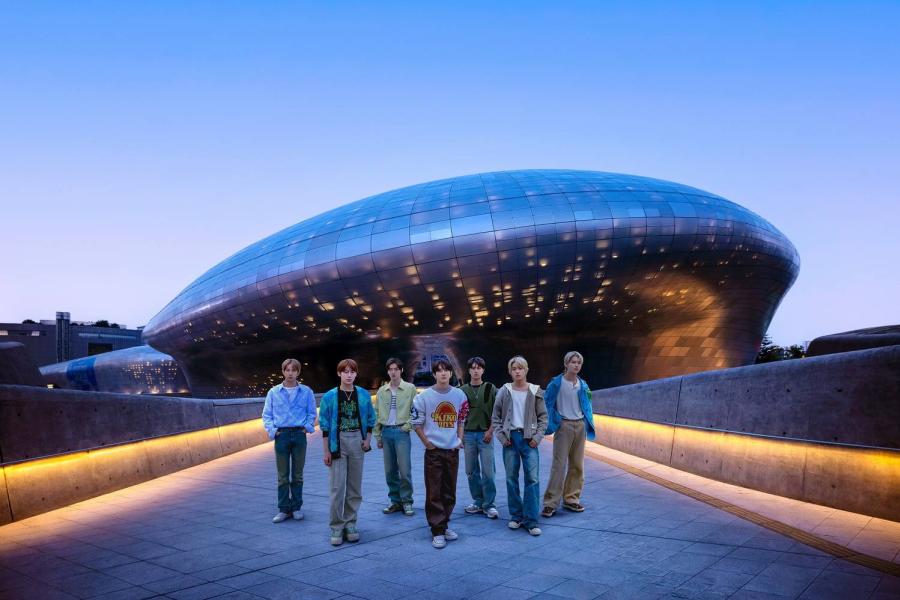 Airbnb ชวนจองที่พักสุดพิเศษที่ทงแดมุน ดีไซน์ พลาซ่า พร้อมพรีวิว Seoul Fashion Week 2023 กับ ENHYPEN บอยแบนด์สุดฮอตระดับโลก Airbnb ชวนจองที่พักสุดพิเศษที่ทงแดมุน ดีไซน์ พลาซ่า พร้อมพรีวิว Seoul Fashion Week 2023 กับ ENHYPEN บอยแบนด์สุดฮอตระดับโลก