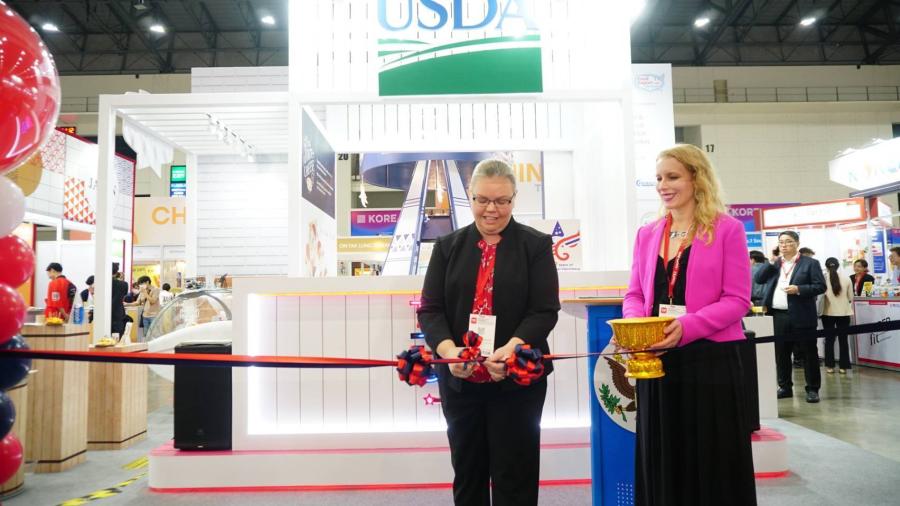 USDA เปิดตัวสมาพันธ์ส่งเสริมการส่งออกสินค้าเกษตรชนพื้นเมืองอเมริกันครั้งแรกที่ไทย ในงาน ‘Thaifex Anuga Asia’ มหกรรมงานแสดงสินค้าอาหารที่สำคัญและใหญ่ที่สุดในเอเชีย USDA เปิดตัวสมาพันธ์ส่งเสริมการส่งออกสินค้าเกษตรชนพื้นเมืองอเมริกันครั้งแรกที่ไทย ในงาน ‘Thaifex Anuga Asia’ มหกรรมงานแสดงสินค้าอาหารที่สำคัญและใหญ่ที่สุดในเอเชีย