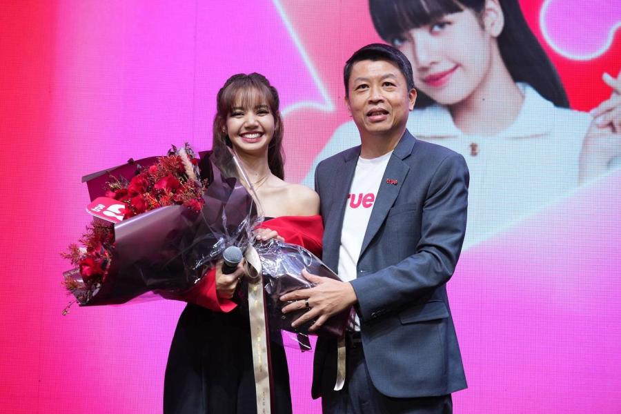 แรงเกินต้าน!..ทรูไอดีต้อนรับ “ลิซ่า แบล็กพิงค์” สู่ครอบครัวทรูอย่างเป็นทางการ สร้างปรากฏการณ์ดังกระหึ่มโซเชียลทั่วโลก ดันแฮชแท็ก #WHATsLISAsTrueID ขึ้นเทรนด์ทวิตเตอร์อันดับ 1 ไทย ทะยานสู่ Top 25 โลก พร้อมเติมความสุขเหล่าบลิ๊งค์ ร่วมค้นหาตัวตนของลิซ่าให้ได้ฟินแบบจัดเต็ม