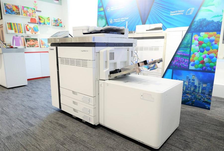 แคนนอน บุกตลาด B2B เปิดตัว imagePRESS V900 Series  เครื่องพิมพ์โปรดักชัน รุ่นใหม่ล่าสุด เสริมทัพตระกูล V-series ด้วยเทคโนโลยีการพิมพ์สุดล้ำ  ชูฟีเจอร์ใหม่ช่วยผู้ใช้งานทำงานง่าย รวดเร็ว และคงความแม่นยำของคุณภาพสีทุกแผ่น
