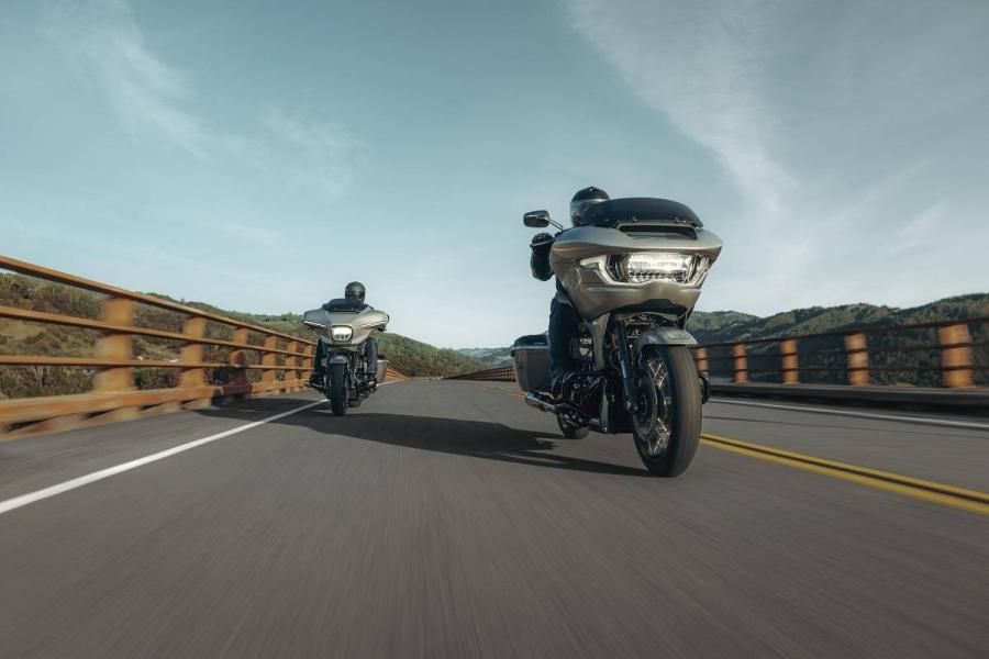 HARLEY-DAVIDSON® เปิดตัวรถมอเตอร์ไซค์รุ่น CVO™ ใหม่ล่าสุด สะดุดตากับการออกแบบที่โดดเด่น พร้อมสมรรถนะของเครื่องยนต์ และเทคโนโลยีที่เหนือชั้น     พบกับรถมอเตอร์ไซค์ CVO™ Street Glide® และ CVO™ Road Glide® ที่มาพร้อมขุมพลังแห่งเครื่องยนต์ Milwaukee-Eight® VVT 121