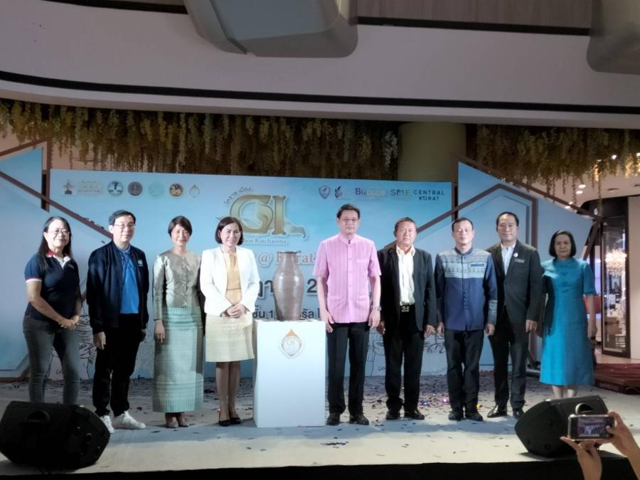 พาณิชย์โคราช จัดใหญ่ ยกระดับสินค้า GI ของดีเมืองโคราช กว่า50 ร้าน. พาณิชย์โคราช จัดใหญ่ ยกระดับสินค้า GI ของดีเมืองโคราช กว่า50 ร้าน.