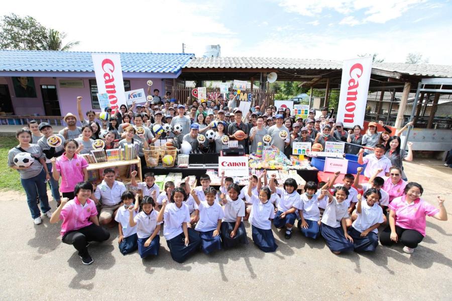 แคนนอนสานต่อกิจกรรม “Canon Volunteer” ครั้งที่ 34 ชวนพนักงานจิตอาสา ให้บริการถ่ายภาพติดบัตรให้นักเรียนฟรี พร้อมมอบอุปกรณ์การเรียนให้แก่โรงเรียนใน จ. ราชบุรี แคนนอนสานต่อกิจกรรม “Canon Volunteer” ครั้งที่ 34 ชวนพนักงานจิตอาสา ให้บริการถ่ายภาพติดบัตรให้นักเรียนฟรี พร้อมมอบอุปกรณ์การเรียนให้แก่โรงเรียนใน จ. ราชบุรี
