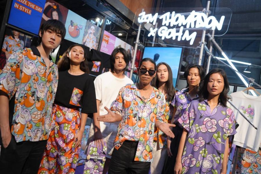 สลัดภาพแบรนด์ผ้าไหม! Jim Thompson x GOH M เปิดคอลเลกชันสุดเซอร์ไพรส์ ผลงานคอลแลบ “โก๋เอ็ม” ครีเอตลวดลายสุดยูนีคที่ผสานโลกแห่งป๊อปอาร์ต สตรีทอาร์ต และกราฟฟิตี้ เข้ากับแบรนด์ไอคอนิกไลฟ์สไตล์ได้อย่างน่าตื่นเต้น  สนุกสนานไปกับไอเทมสไตล์สตรีทและพาเลตสีอันโดดเด่นจากคอลเลกชันสุดท้ายของแคมเปญ ARTISTS IN RESIDENCE จากจิม ทอมป์สัน   