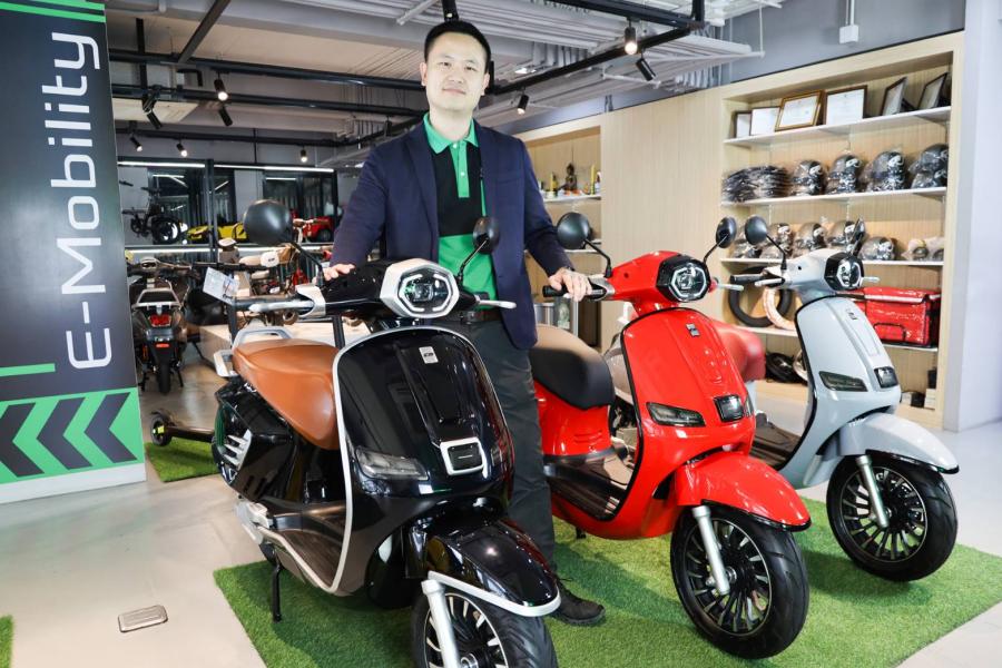 สิ้นสุดการรอคอย EM เปิดตัวจักรยานยนต์ไฟฟ้า EM ENZO สไตล์เรโทร สกูตเตอร์ เท่ยามขับขี่ สง่างามยามพบเห็น พลังมอเตอร์แรง 3,000 วัตต์ สิ้นสุดการรอคอย EM เปิดตัวจักรยานยนต์ไฟฟ้า EM ENZO สไตล์เรโทร สกูตเตอร์ เท่ยามขับขี่ สง่างามยามพบเห็น พลังมอเตอร์แรง 3,000 วัตต์