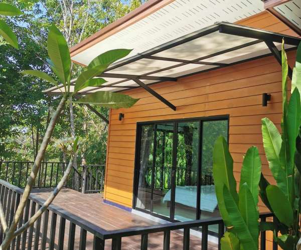 หนีความวุ่นวายสู่อ้อมกอดธรรมชาติกับ 9 ที่พักฟาร์มสเตย์สุดยูนีคบน Airbnb   	ใครที่กำลังวางแผนท่องเที่ยวสัมผัสธรรมชาติช่วงหน้าฝน เตรียมไปเปิดประสบการณ์และใช้ชีวิตวิถีชาวบ้านแบบ สโลว์ไลฟ์ หรือจะพักผ่อนแบบดิจิทัล ดีท็อกซ์ จึงอยากชวนมาส่อง 9 ที่พักฟาร์มสเตย์สุดยูนีคบน Airbnb ที่คุณจะได้ใกล้ชิดกับธรรมชาติ พักผ่อนท่ามกลางสวนผลไม้หลากหลายชนิด หรือจะเป็นที่พักริมน้ำเพื่อการพักผ่อนภายในสวนผลไม้ ไปจนถึงเยี่ยมชมโรงนาพร้อมสำรวจแปลงผักออร์แกนิกสดๆ จะมีที่ไหนบ้างนั้นตามไปดูกันเลย 