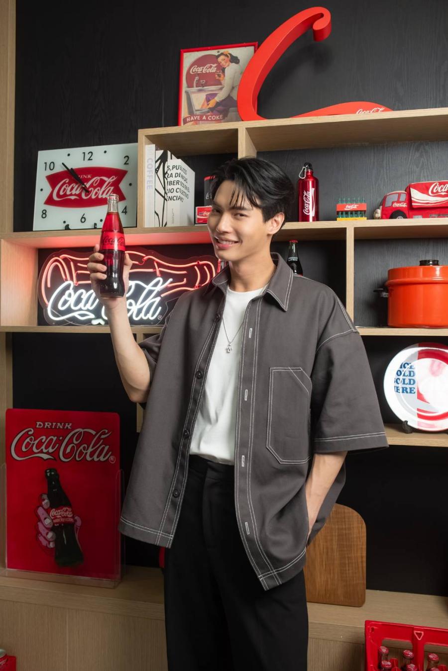 การทำงานร่วมกันที่เรียกได้ว่าเป็น “Real Magic”    “โคคา-โคล่า” คว้า “วิน-เมธวิน” ร่วมครอบครัว “โค้ก” ในภูมิภาคอาเซียน   สำหรับแคมเปญ “สูตรสำเร็จมื้อพิเศษ” ในเอเชีย   แคมเปญการตลาดชุดใหม่ไฮไลต์ความมหัศจรรย์ของการรับประทานอาหารร่วมกัน    พร้อมร่วมส่งต่อแรงบันดาลใจให้ผู้คนใช้เวลาในมื้ออาหารด้วยกันอย่างมีความหมายมากขึ้น 