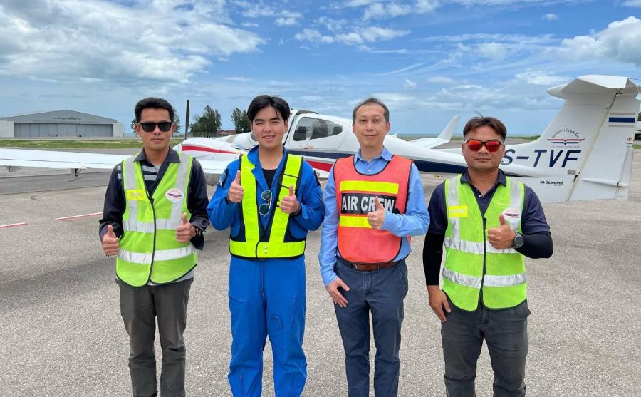 คณบดีคณะวิศวกรรมศาสตร์ มหาวิทยาลัยอัสสัมชัญ  แสดงความยินดีนักศึกษาสาขาวิศวกรรมการบิน