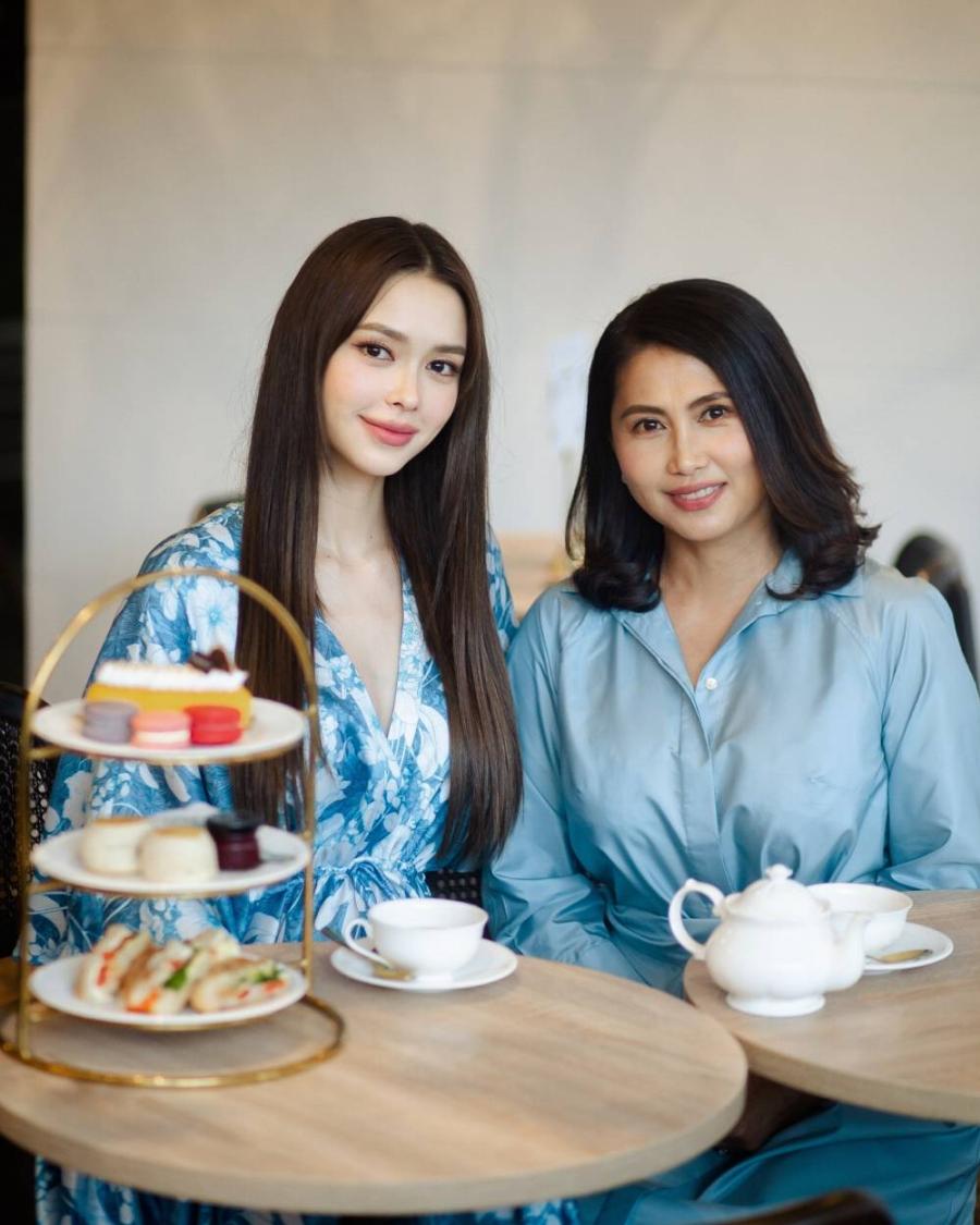 “แพทริเซีย กู๊ด” “น้องฉัตร” และ “พะเพื่อน สกุลไทย” ควงคุณแม่คนสวยอวดลุคโทนฟ้าแบบปังคูณสอง จากคอลเลกชันพิเศษรับวันแม่ของ “จิม ทอมป์สัน” 