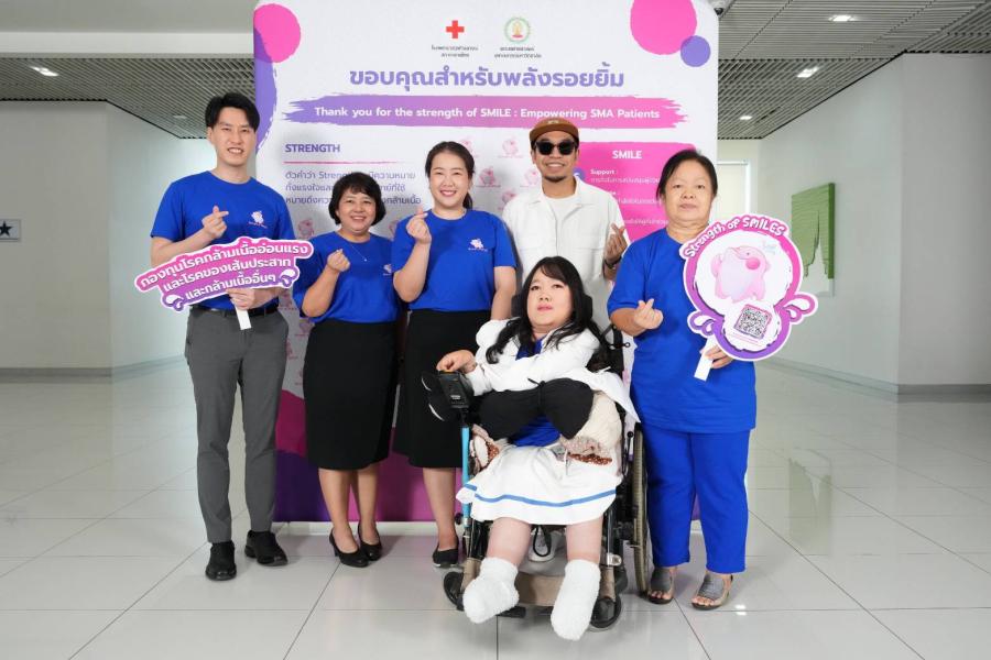 “แว่นใหญ่” โอฬาร ชูใจ ร่วมร้องเพลงงานเปิดกองทุนโรคกล้ามเนื้ออ่อนแรง ณ โรงพยาบาลจุฬาลงกรณ์ สภากาชาดไทย 