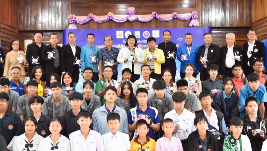 วช. พัฒนาสมรรถนะและความรู้เชิงสร้างสรรค์ของเยาวชน ด้วยเทคโนโลยีปัญญาประดิษฐ์ โดรนแปรอักษร ณ จ.เลย