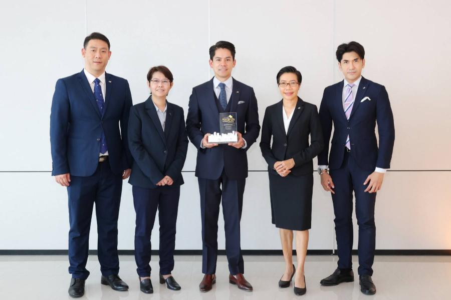 ‘เทตต์ สาทร ทเวลฟ์’ โดย RML คว้ารางวัล Best Exposure Condo จาก Livinginsider Awards 2023   ตอกย้ำคอนโดฯ ลักชัวรี่ที่มีดีไซน์โดดเด่นที่สุดแห่งหนึ่งบนถนนสาทร ด้วยดีไซน์อาคารแบบ Iconic Slope