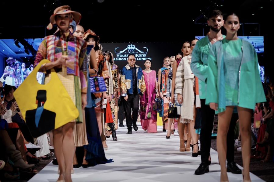 คุณทรงสิทธา จันทรา บริษัท บางกอก อีเว้นท์ แมเนจเม้นท์ จำกัด ร่วมกับ คุณนาคาญ์ ทวิชาวัฒน์ บริษัท นอร์ททริดจ์ จำกัด ร่วมนำผ้าไทย ออกแบบจากดีไซเนอร์ไทยผู้ชนะเลิศการออกแบบของ SACIT และ ผ้าไทยของโครงการหลวง