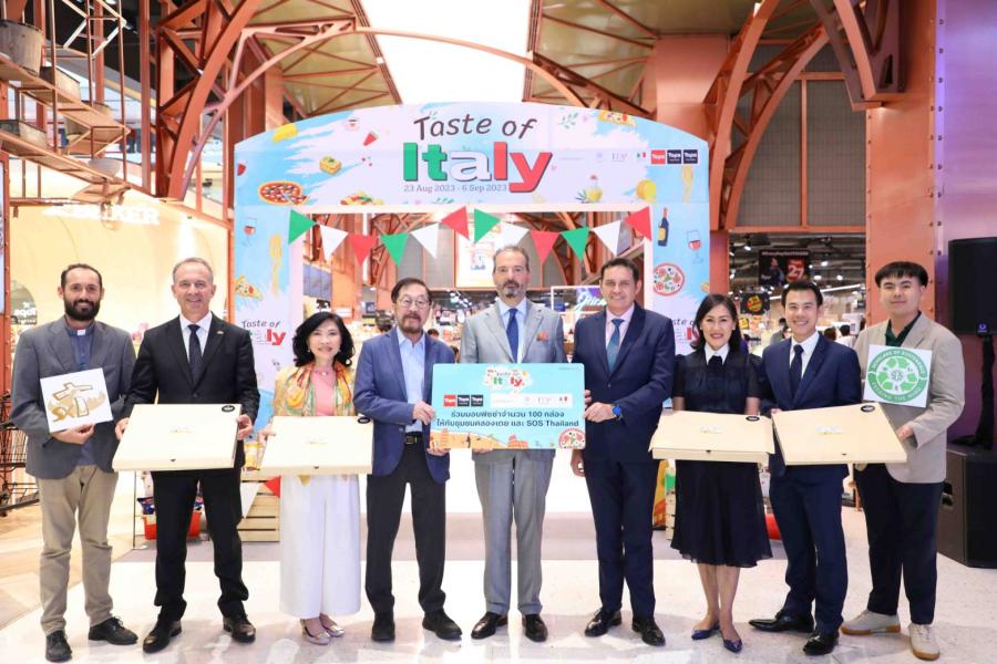 ท็อปส์ ร่วมกับ สถานทูตอิตาลี และ สำนักงานพาณิชย์อิตาเลียน ประจำประเทศไทย (ITA)  ส่งมอบความสุขผ่านกิจกรรมพิเศษเพื่อชุมชน ภายใต้แคมเปญ Taste of Italy 2023 ด้วยการบริจาคพิซซ่าสูตรอิตาเลียนแท้ ๆ ให้กับนักเรียนและชุมชนคลองเตย