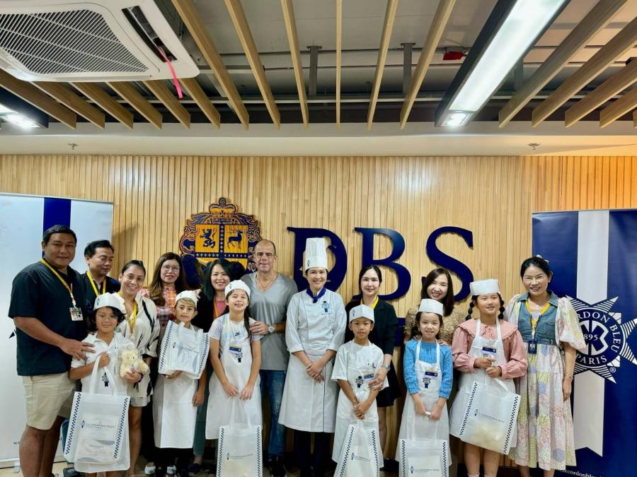 เลอ กอร์ดอง เบลอ ดุสิต จับมือ โรงเรียนนานาชาติ DBS จัดแคมป์เรียนรู้การทำอาหารสุดพิเศษ ‘Culinary Excellence Camp’ เปิดประสบการณ์เข้าครัวจริงที่แสนสนุกและได้ความรู้กับเชฟมืออาชีพ เลอ กอร์ดอง เบลอ ดุสิต จับมือ โรงเรียนนานาชาติ DBS จัดแคมป์เรียนรู้การทำอาหารสุดพิเศษ ‘Culinary Excellence Camp’ เปิดประสบการณ์เข้าครัวจริงที่แสนสนุกและได้ความรู้กับเชฟมืออาชีพ