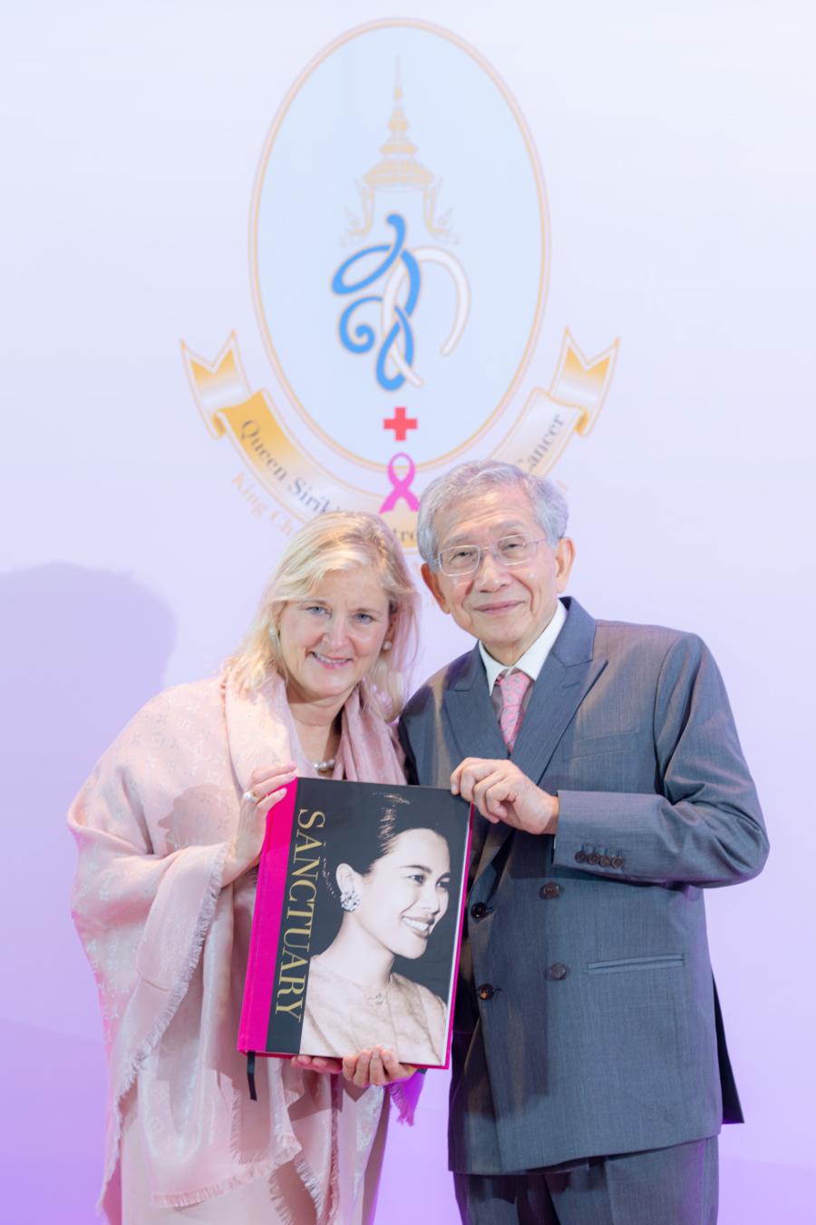 ศูนย์สิริกิติ์บรมราชินีนาถ เพื่อโรคมะเร็งเต้านม และมูลนิธิศูนย์มะเร็งเต้านมเฉลิมพระเกียรติ (QSCBC and Foundation) จัดงานเปิดตัวหนังสือ “SANCTUARY ศูนย์สิริกิติ์บรมราชินีนาถ เพื่อโรคมะเร็งเต้านม และมูลนิธิศูนย์มะเร็งเต้านมเฉลิมพระเกียรติ (QSCBC and Foundation) จัดงานเปิดตัวหนังสือ “SANCTUARY