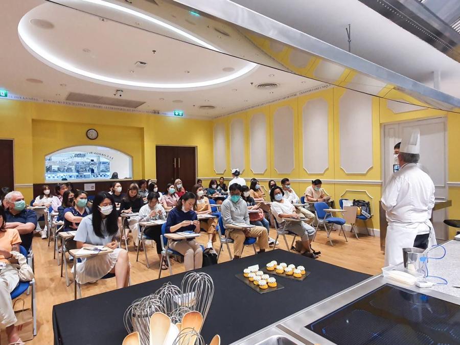 โอกาสทองของคนอยากเป็นเชฟ! เลอ กอร์ดอง เบลอ ดุสิต จัด Open House เปิดบ้านพาทัวร์โรงเรียนแบบเอ็กซ์คลูซีฟ พร้อมสาธิตการทำอาหารและแนะนำหลักสูตรอาหารคาวและขนมอบ ฟรีตลอดงาน! 21 พ.ย. 66 พบกับ Open House หลักสูตรอาหารคาวฝรั่งเศส และ 7 ธ.ค. 66 พบกับหลักสูตรขนมอบ พร้อมรับสิทธิพิเศษมากมายเมื่อสมัครเรียนภายในงาน ณ ชั้น 17 อาคารเซ็นทรัลทาวเวอร์ เซ็นทรัลเวิลด์ โอกาสทองของคนอยากเป็นเชฟ! เลอ กอร์ดอง เบลอ ดุสิต จัด Open House เปิดบ้านพาทัวร์โรงเรียนแบบเอ็กซ์คลูซีฟ พร้อมสาธิตการทำอาหารและแนะนำหลักสูตรอาหารคาวและขนมอบ ฟรีตลอดงาน! 21 พ.ย. 66 พบกับ Open House หลักสูตรอาหารคาวฝรั่งเศส และ 7 ธ.ค. 66 พบกับหลักสูตรขนมอบ พร้อมรับสิทธิพิเศษมากมายเมื่อสมัครเรียนภายในงาน ณ ชั้น 17 อาคารเซ็นทรัลทาวเวอร์ เซ็นทรัลเวิลด์