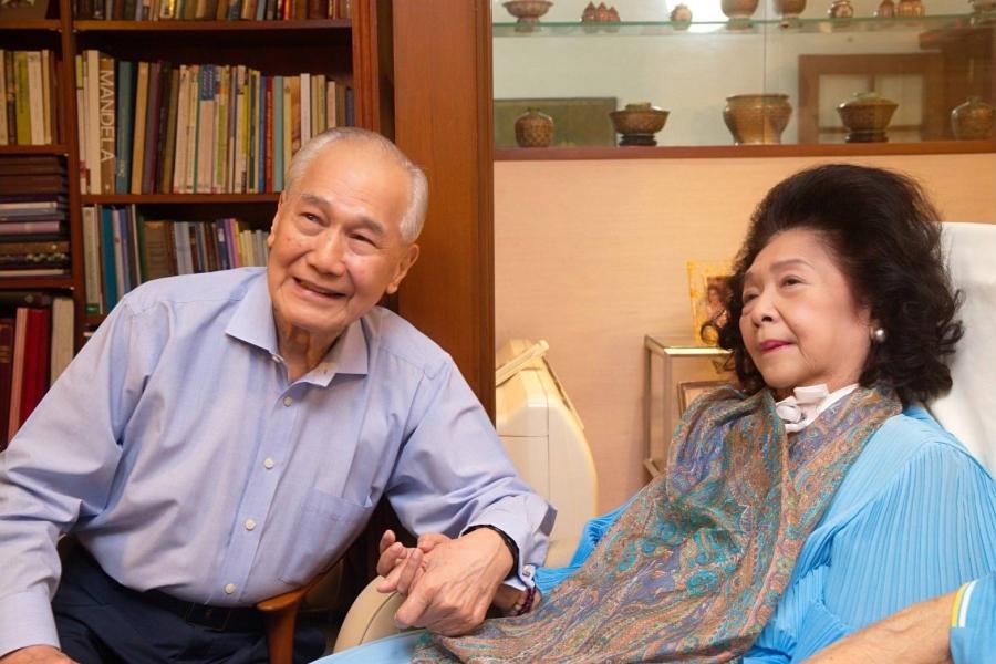 อาลัยสตรีอันเป็นที่รักครอบครัว “ปันยารชุน” ผู้อยู่เบื้องหลังความสำเร็จของ นักสู้ “อานันท์ ปันยารชุน” หม่อมราชวงศ์สดศรี ปันยารชุน ภริยาอานันท์ ปันยารชุน อดีตนายกรัฐมนตรีคนที่ 18 ถึงแก่อนิจกรรมแล้ว อาลัยสตรีอันเป็นที่รักครอบครัว “ปันยารชุน” ผู้อยู่เบื้องหลังความสำเร็จของ นักสู้ “อานันท์ ปันยารชุน” หม่อมราชวงศ์สดศรี ปันยารชุน ภริยาอานันท์ ปันยารชุน อดีตนายกรัฐมนตรีคนที่ 18 ถึงแก่อนิจกรรมแล้ว
