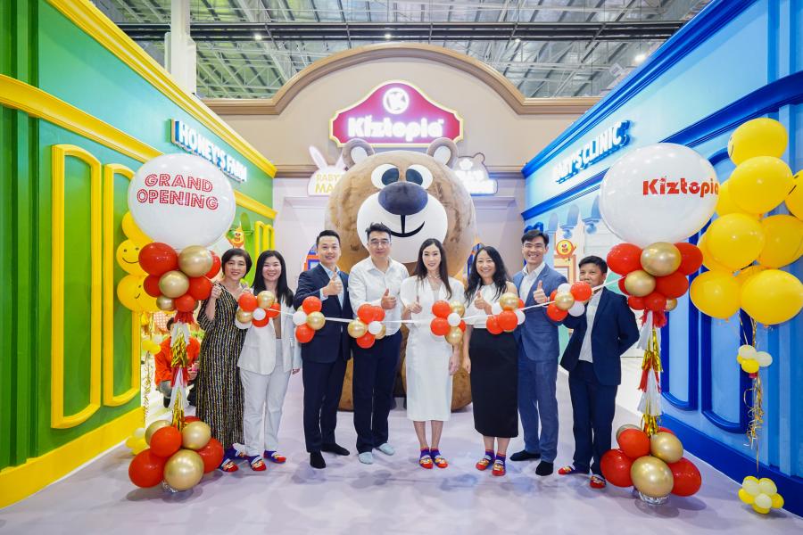คิซโทเปีย (Kiztopia) ต้อนรับความสนุกและจินตนาการอันไร้ขีดจำกัดกับสวนสนุกในร่มชื่อดังส่งตรงจากสิงคโปร์ พร้อมเปิดให้บริการครั้งแรกในไทยแล้ว เพลิดเพลินไปกับดินแดนแสนสนุก บนพื้นที่ขนาดกว่า 1200 ตารางเมตร ด้วยเป้าหมายหลักเพื่อพัฒนาทักษะใหม่ ๆ กับพื้นที่เพื่อการเล่นและเรียนรู้กว่า 16 โซน ที่ออกแบบมาเพื่อยกระดับพัฒนาการแบบองค์รวมของเด็ก แพ็คเกจบัตรผ่านประตูมีทั้งแบบ Single 10x Pass และ Annual Pass – จัดจำหน่ายบนเว็บไซต์ Kiztopia TH พร้อมส่วนลดอีก 15% และของขวัญพิเศษฉลองเปิดตัวแฟลกชิปสโตร์แห่งแรก คิซโทเปีย (Kiztopia) ต้อนรับความสนุกและจินตนาการอันไร้ขีดจำกัดกับสวนสนุกในร่มชื่อดังส่งตรงจากสิงคโปร์ พร้อมเปิดให้บริการครั้งแรกในไทยแล้ว เพลิดเพลินไปกับดินแดนแสนสนุก บนพื้นที่ขนาดกว่า 1200 ตารางเมตร ด้วยเป้าหมายหลักเพื่อพัฒนาทักษะใหม่ ๆ กับพื้นที่เพื่อการเล่นและเรียนรู้กว่า 16 โซน ที่ออกแบบมาเพื่อยกระดับพัฒนาการแบบองค์รวมของเด็ก แพ็คเกจบัตรผ่านประตูมีทั้งแบบ Single 10x Pass และ Annual Pass – จัดจำหน่ายบนเว็บไซต์ Kiztopia TH พร้อมส่วนลดอีก 15% และของขวัญพิเศษฉลองเปิดตัวแฟลกชิปสโตร์แห่งแรก