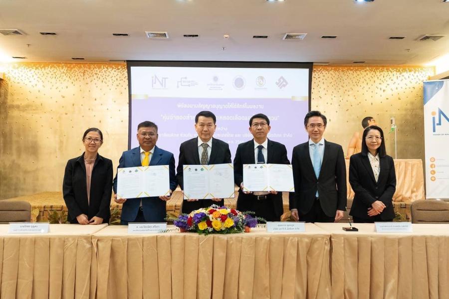 มหาวิทยาลัยมหิดล โดยคณะแพทยศาสตร์โรงพยาบาลรามาธิบดี และสถาบันบริหารจัดการเทคโนโลยีและนวัตกรรม (iNT) ร่วมกับการยางแห่งประเทศไทย สานต่อผลงานวิจัยของคนไทย “หุ่นจำลองสำหรับฝึกเจาะหลอดเลือดและใส่สายสวน” ผลักดันสู่ภาคเอกชนเพื่อการผลิตและจำหน่ายหุ่นจำลองฯ เพิ่มทักษะความชำนาญของแพทย์เวชปฎิบัติ มหาวิทยาลัยมหิดล โดยคณะแพทยศาสตร์โรงพยาบาลรามาธิบดี และสถาบันบริหารจัดการเทคโนโลยีและนวัตกรรม (iNT) ร่วมกับการยางแห่งประเทศไทย สานต่อผลงานวิจัยของคนไทย “หุ่นจำลองสำหรับฝึกเจาะหลอดเลือดและใส่สายสวน” ผลักดันสู่ภาคเอกชนเพื่อการผลิตและจำหน่ายหุ่นจำลองฯ เพิ่มทักษะความชำนาญของแพทย์เวชปฎิบัติ