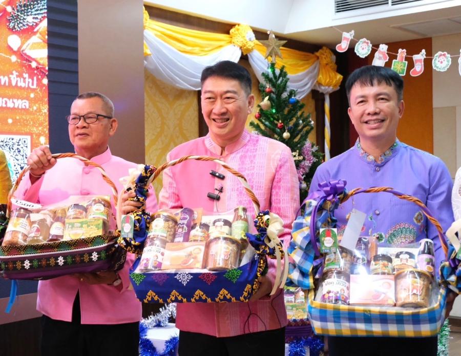 บิ๊ก กสส. ขนสินค้าคุณภาพดีมีมาตรฐานจากสหกรณ์และกลุ่มเกษตรกรจัดลงกระเช้า มอบเป็นของขวัญเทศกาลปีใหม่ “ส่งความสุข ส่งความห่วงใย จากใจสินค้าสหกรณ์”