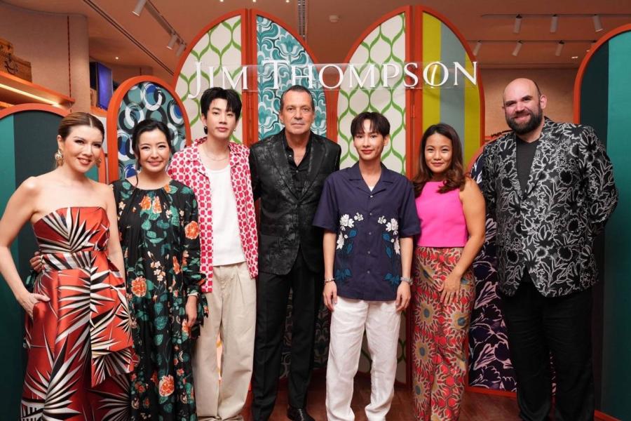 ส่องแฟชั่นโชว์สุดยิ่งใหญ่ครั้งแรกของ ‘จิม ทอมป์สัน’ ที่ยกทัพนางแบบดังมาเฉิดฉายบนรันเวย์ เปิด 42 ลุคสุดปังที่ชูการเบลนด์ศิลปวัฒนธรรมไทยเข้ากับไลฟ์สไตล์ยุคใหม่ได้อย่างลงตัว ส่องแฟชั่นโชว์สุดยิ่งใหญ่ครั้งแรกของ ‘จิม ทอมป์สัน’ ที่ยกทัพนางแบบดังมาเฉิดฉายบนรันเวย์ เปิด 42 ลุคสุดปังที่ชูการเบลนด์ศิลปวัฒนธรรมไทยเข้ากับไลฟ์สไตล์ยุคใหม่ได้อย่างลงตัว