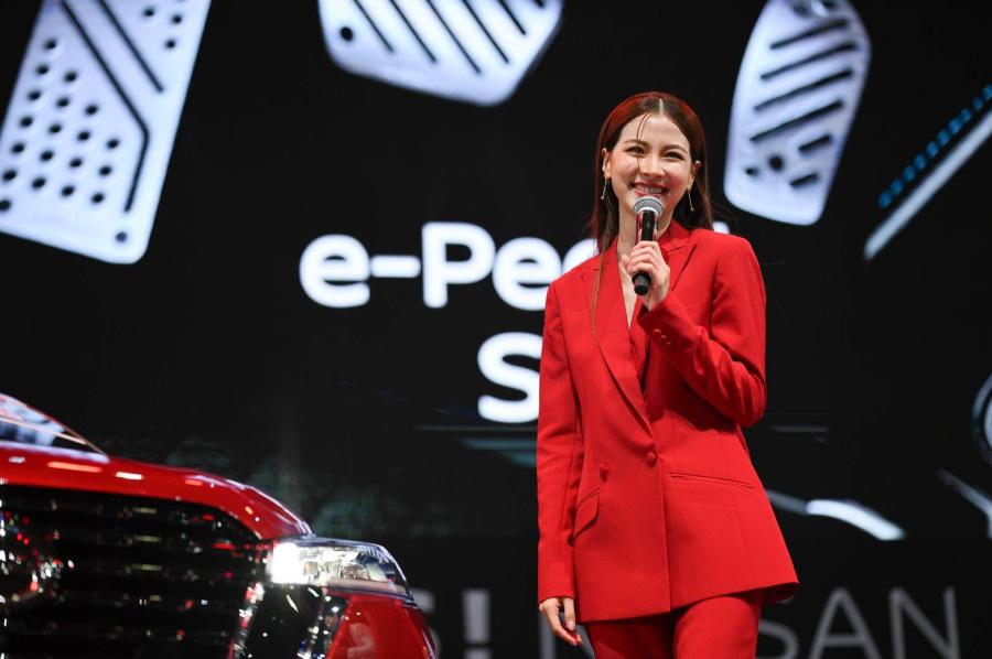 ใบเฟิร์นรับบทเซลส์ขายรถที่บูธนิสสัน ใน Motor Expo 2023  โชว์สกิลขายนิสสัน คิกส์ อี-พาวเวอร์แบบฉบับคนใช้จริง   