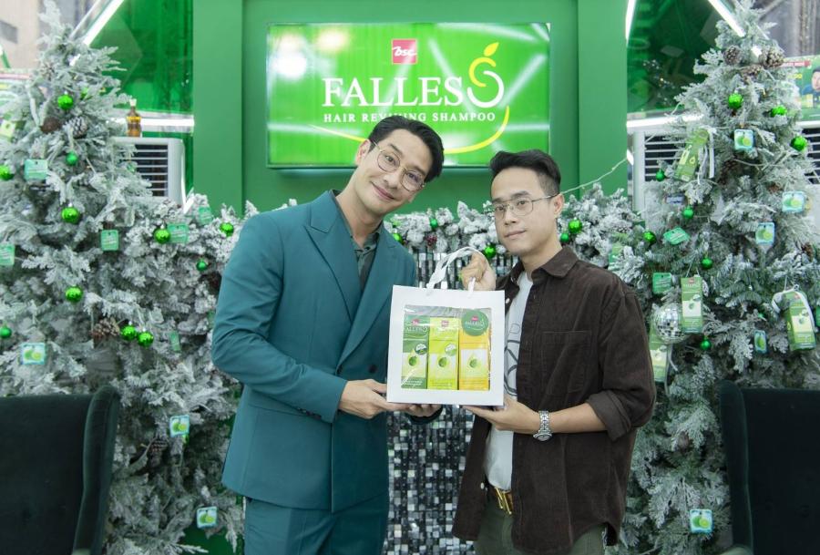 แชมพู “ฟอลเลส” จัดกิจกรรมกระทบไหล่ “ป้อง - ณวัฒน์ กุลรัตนรักษ์” พรีเซนเตอร์คนล่าสุด ในงาน “FALLES Celebrate 2024” ณ ลานหน้า CTW แชมพู “ฟอลเลส” จัดกิจกรรมกระทบไหล่ “ป้อง - ณวัฒน์ กุลรัตนรักษ์” พรีเซนเตอร์คนล่าสุด ในงาน “FALLES Celebrate 2024” ณ ลานหน้า CTW