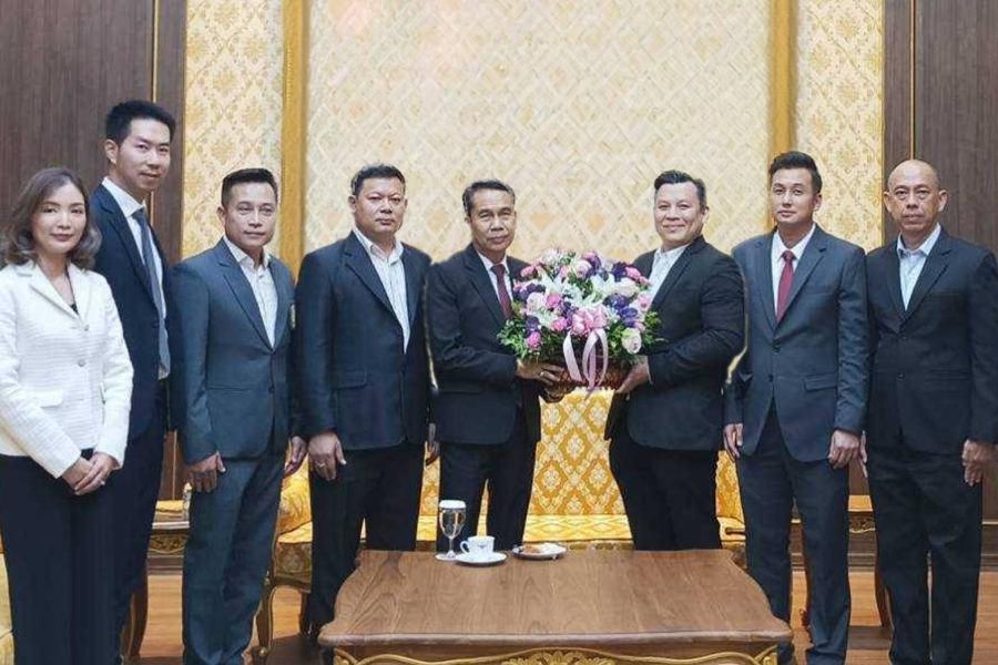 ดร.วรวุฒิ คงศิลป์ ตัวแทนวินตัน (Winton)จากอังกฤษ และคณะร่วมสวัสดีอวยพร ดร.สุทิน คลังแสง รัฐมนตรีว่าการกระทรวงกลาโหม ดร.วรวุฒิ คงศิลป์ ตัวแทนวินตัน (Winton)จากอังกฤษ และคณะร่วมสวัสดีอวยพร ดร.สุทิน คลังแสง รัฐมนตรีว่าการกระทรวงกลาโหม