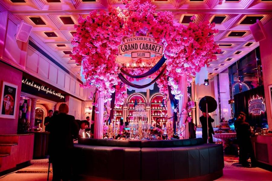 เฮนดริกส์ จิน เปิดตัว HENDRICK’S GRAND CABARET ในประเทศไทย นำเสนอรสชาติใหม่แห่งคนช่างฝันและจิตวิญญาณอิสระ แปลง AESOPS ให้เป็นซาลอนสุดสวิงริงโก้พร้อมสัมผัสแปลกใหม่จากศิลปินสุดฮอต Juli Baker and Summer เฮนดริกส์ จิน เปิดตัว HENDRICK’S GRAND CABARET ในประเทศไทย นำเสนอรสชาติใหม่แห่งคนช่างฝันและจิตวิญญาณอิสระ แปลง AESOPS ให้เป็นซาลอนสุดสวิงริงโก้พร้อมสัมผัสแปลกใหม่จากศิลปินสุดฮอต Juli Baker and Summer