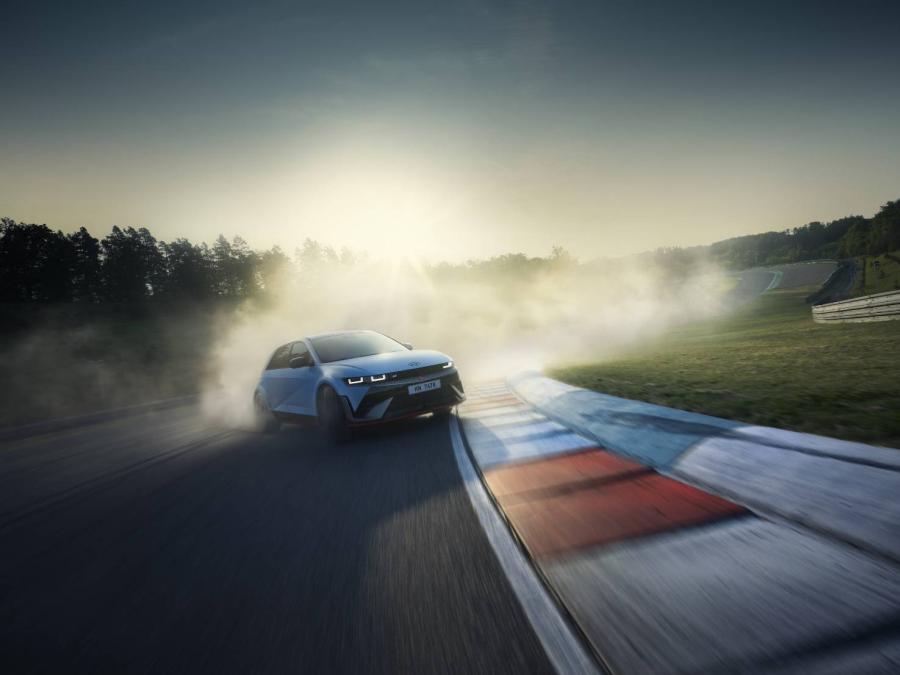 IONIQ 5 N คว้ารางวัลรถยนต์ไฟฟ้า 5 ประตูสมรรถนะสูงยอดเยี่ยม จาก 2024 TopGear.com Electric Awards  IONIQ 5 N รถยนต์ไฟฟ้าสมรรถนะสูง คว้ารางวัลอันทรงเกียรติอีกครั้ง  ทั้งยังได้รับการยอมรับและคำชมจากคณะกรรมการ ด้วยประสบการณ์การขับขี่ที่ไม่เหมือนใคร IONIQ 5 N พร้อมให้ชมคันจริงได้แล้ววันนี้ที่ IONIQ Lab
