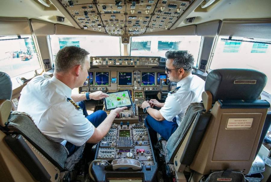 เอมิเรตส์เข้าร่วมแพลตฟอร์ม Turbulence Aware ของ IATA  ในฐานะสายการบินแรกที่ผสานรวมข้อมูลเที่ยวบินเพื่อความแม่นยำแบบเรียลไทม์กับ Lido mPilot จาก Lufthansa Systems  เครื่องมือล่าสุดยกระดับเอมิเรตส์สู่แนวหน้าในการนำทางและการตรวจจับสภาพอากาศแปรปรวน ข้อมูลสภาพอากาศแปรปรวนทั่วโลกได้รับการสนับสนุนข้อมูลจากเครือข่ายทั่วโลกของเอมิเรตส์