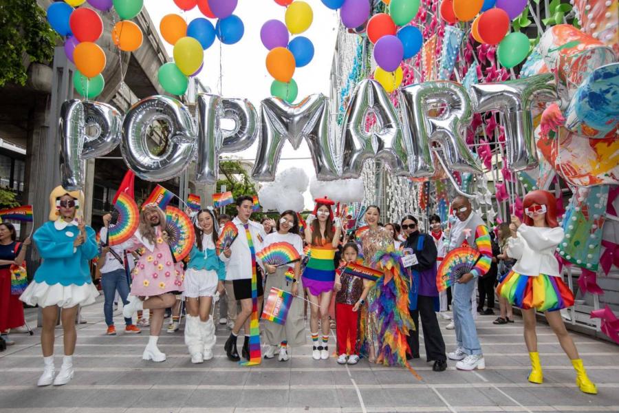 POP MART นำทีมชาวป๊อปกว่า 100 ชีวิต ร่วมเดินขบวนพาเหรดอีเวนต์ใหญ่แห่งปี “Rhythm of Pride” สนับสนุนความเท่าเทียม ณ ลานหน้าเซ็นทรัลเวิลด์ พร้อม unboxing pride ร่วมกันลุ้น secret และเซลฟี่กับ GIANT FIGURE แรงบันดาลใจจากคอลเลกชันพิเศษ ‘CRYBABY PRIDE PARADE’ สีรุ้งสดใส POP MART นำทีมชาวป๊อปกว่า 100 ชีวิต ร่วมเดินขบวนพาเหรดอีเวนต์ใหญ่แห่งปี “Rhythm of Pride” สนับสนุนความเท่าเทียม ณ ลานหน้าเซ็นทรัลเวิลด์ พร้อม unboxing pride ร่วมกันลุ้น secret และเซลฟี่กับ GIANT FIGURE แรงบันดาลใจจากคอลเลกชันพิเศษ ‘CRYBABY PRIDE PARADE’ สีรุ้งสดใส
